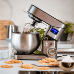 Планетарен миксер Camry CR 4223, 2000 W, 5 л купа, 3 приставки, 6 скорости + импулс, LCD дисплей