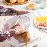 Колбасорезачка Adler AD 4703, 400W, 17 см острие, Регулируема дебелина 0–15 мм, Сгъваема, Подвижно острие